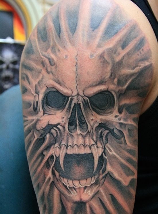 Tatuaje de una calavera vampírica en a que unos grandes colmillos destacan en la boca y de la que nos gusta los destellos con los que termina el craneo y la gran profundidad negra utilizada en los ojos que dan un aspecto muy bueno en el tattoo