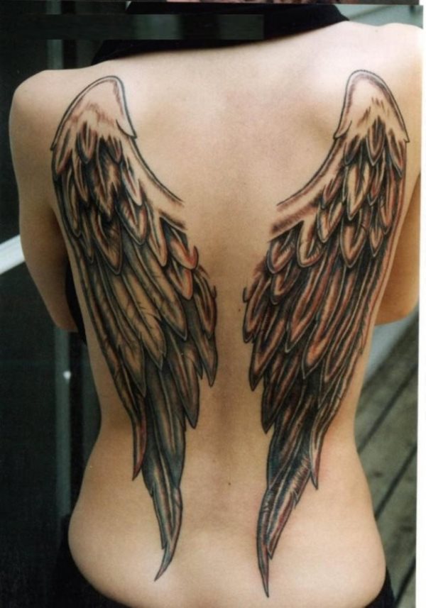 Una espalda preciosa y un tatuaje aún más bonita consiguen este bonito acabado de un tattoo de grandes alas con enormes plumas que da gusto mirar continuamente y que a nosotros nos gusta mucho, aunque hubiéramos completado con algunos detalles más en el centro de las alas