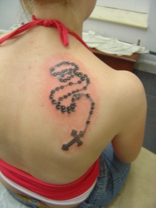 Esta chica lleva otro motivo religioso por excelencia y muy utilizado en los tatuajes