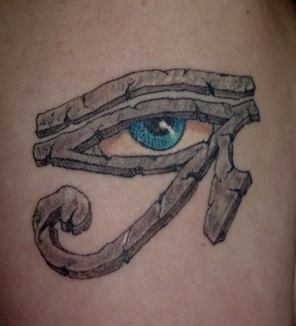 Ojo de Horus imitando a la piedra y en el el iris ha decidido colorearse de azul, dándole ese toque de personalidad que siempre debemos de darle un tattoo, aunque el ojo de Horus es un tatuaje bastante común, en este caso, al colorear el iris se ha conseguido ese toque distintivo frente a otros tatuajes de similares características