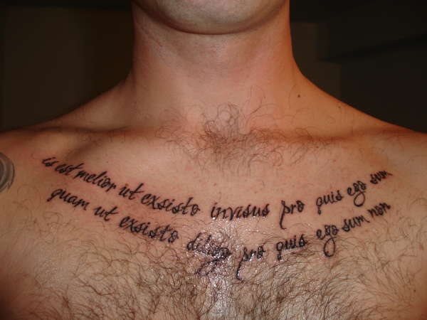 Tatuaje de frases en el pecho, que seguro tiene una gran importancia para este chico y por ello ha decidido tatuarla en una parte bastante vistosa del cuerpo humano, dando como resultado este peculiar tatuaje