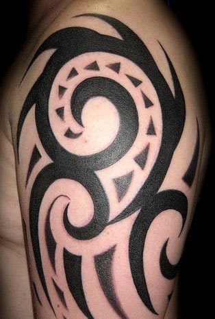 Tatuaje tribal del que poco podemos decir, no nos gusta demasiado y los dibujos acabando en su mayoría en punta hacia abajo hacen de éste un tatuaje aburrido que no desearíamos que formase parte de nuestra piel, pero del que seguro se siente muy orgulloso la persona que lo lleva tatuado, es lo lógico