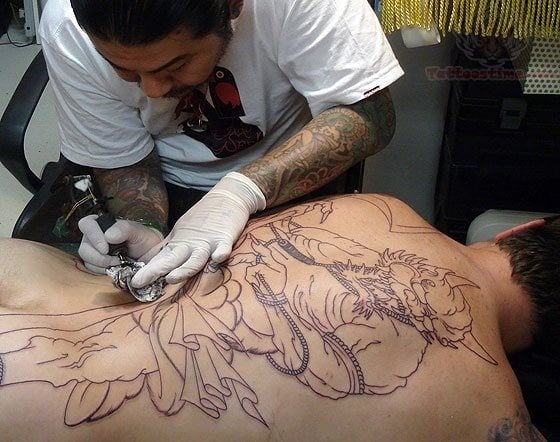 Proceso de realizacin de un gran tatuaje en la espalda