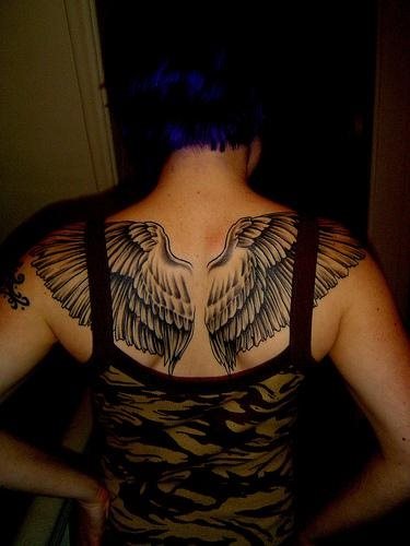 Otro diseño de alas en el que nos gustaría resaltar la originalidad de continuar las alas por los hombros, una idea fantástica para conseguir un tattoo alado algo diferente de lo que etábamos acostumbrados a ver hasta ahora