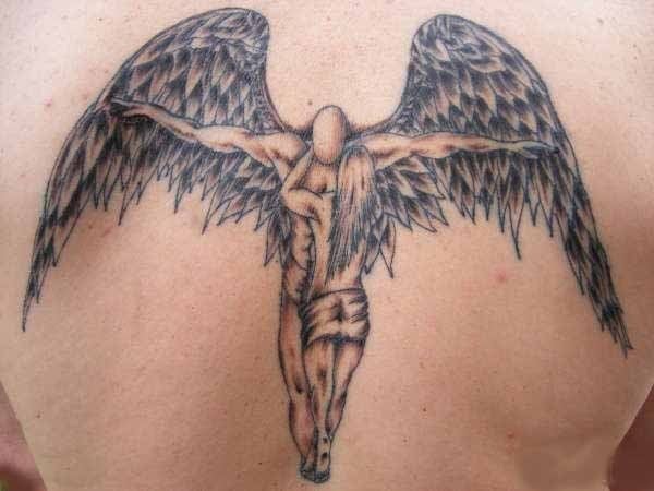 Tatauej de la silueta de un ángel alado de la que se ha colgado la sulueta de otra mujer, queda un tatuaje muy interesante en el que resalta que el ángel no tiene la cara definida, sino que es un rostro vacío, un tatuaje bonito e interesante
