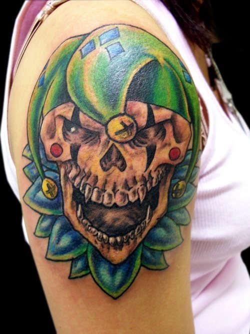 Colorida calavera caracterizada como un bufn