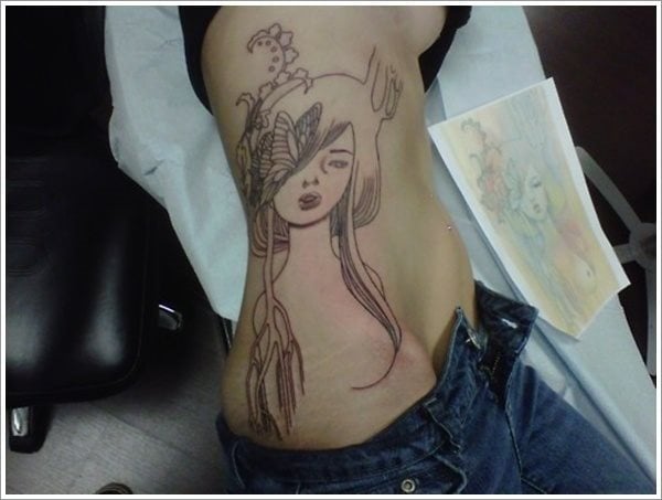 Mujer tatuada con un tatuaje en el lado