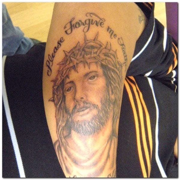 Tatuaje que parece decir Por faor, olvídame Padre, nos resulta bastante llamativo que sea una frase contradictoria ante un tatuaje cristiano, en el que la corona podría ser mejorada muchísimo