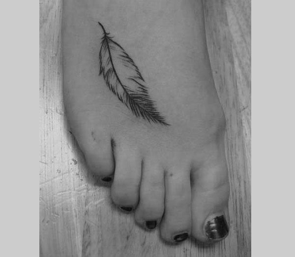Discreto diseño de un tatuaje de una pluma que parece estar posada sobre el empeine es el gran resultado obtenido por el tatuador, sin duda un diseño que nunca pasa de moda y del que te alegrarás siempre al verlo, por su sutileza, sencillez y elegancia