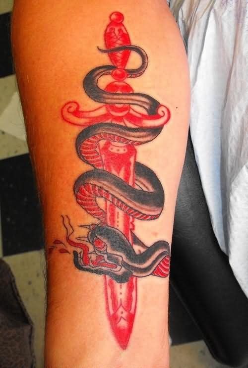 Espada hecha en tinta roja muy intensa rodeada de uan serpiente negra