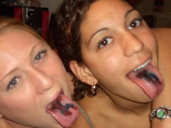 Dos chicas nos ensean en esta fotografa sus tatuajes en la lengua