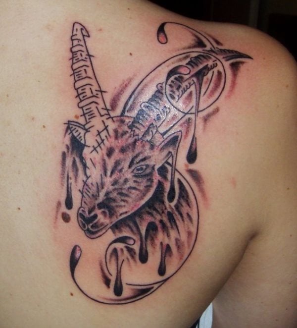 Tatuaje de una cabra rodeado d eunas pequeñas líneas, probablemente represente este tatuaje al signo zodiacal Capricornio, ya que este sígno se simboliza con una cabra híbrida, es decir, una cabra con cola de pez o monstruo marino