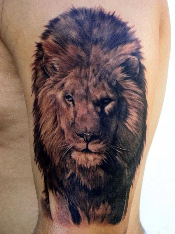 Si te caracterizas por ser el rey de la selva, este es tu tatuaje, un imponente león peludo que parece estar andando tranquilamente por la piel, harán las delicias de los amantes de los animales y en especial de los que aprecian el buen hacer de los tatuajes, como aquí es el caso