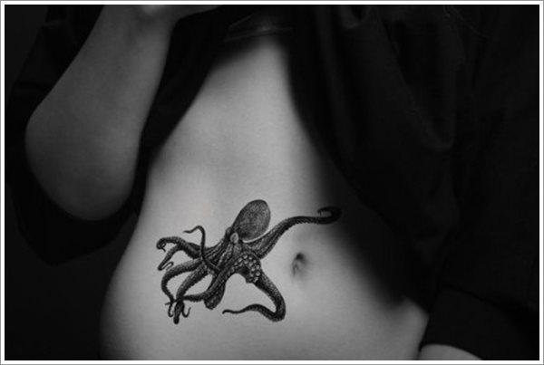 Tatuaje de un pulpo en tono negro junto al ombligo, tattoo muy original