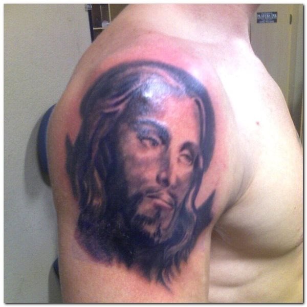 Tatuaje en el brazo del semblante de Jesucristo con gran pelo largo y barbas y una mirada muy profunda, un tatuaje muy recurrido por todas aquellas personas religiosas que quierne tener al Señor cerca para que les ayude cada día