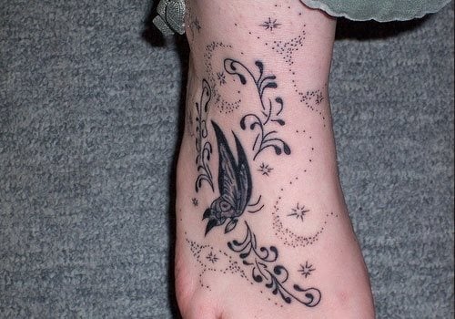 Mariposa rodeada de puntos y otros adornos conforman este tatuaje, en el que destacamos los buenos dibujos conseguidos con los pequeños puntos, que nos gustan casi más que el tatuaje, a pesar de que la mariposa está muy bien conseguida y el tatuaje en general es un buen tatuaje