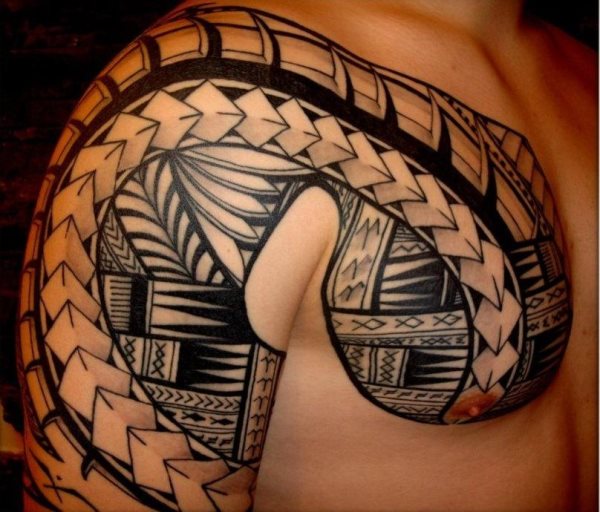 Diseño azteca en hombro y pecho, en trazos rectos y lineales, para el que se han dejado bastantes espacios sin tatuar entre trazo y trazo consiguiendo un acabado limpio y muy bueno