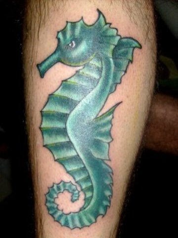 En la siguiente imagen nos encontramos con un tatuaje de un caballito de mar de un intenso color azul claro, el cual tiene una expresión algo seria o de enfado