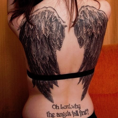 Tatauje de un espectacular plumaje de alas que parecen que la mujer sea un verdadero ángel y que dan un aspecto precioso a la espalda de esta chica, como vemos gracias al gran trabajo en la elboración de cada pluma que componen las alas