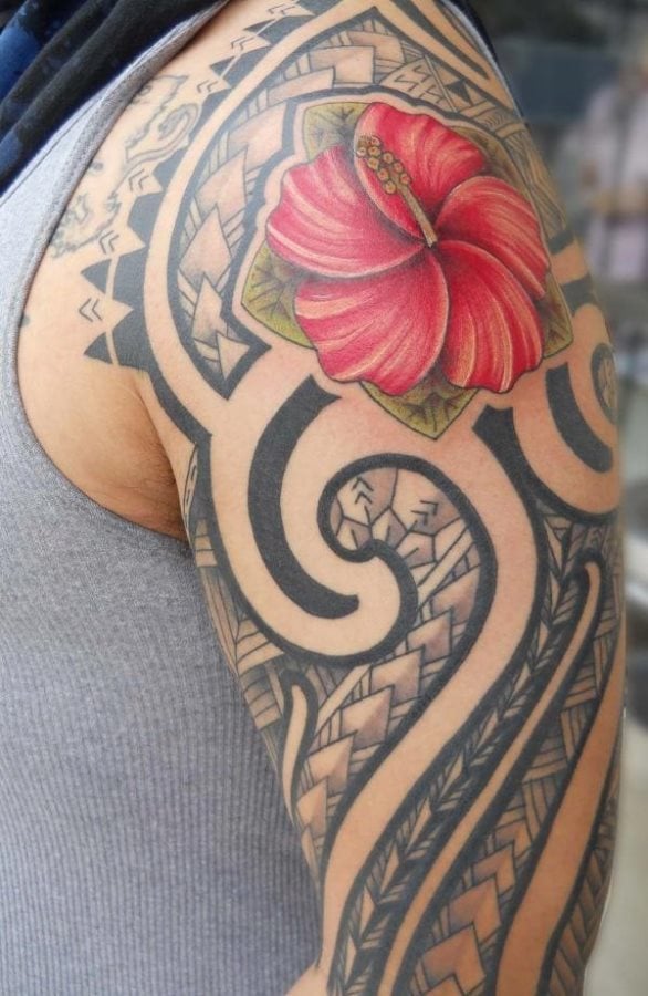 Flor hawaiana y otros motivos aztecas componen este precioso tatuaje de muy buen gusto con un acabado final en la parte del antebrazo que nos parece muy acertado para conseguir unas líneas con una espectacular armonía