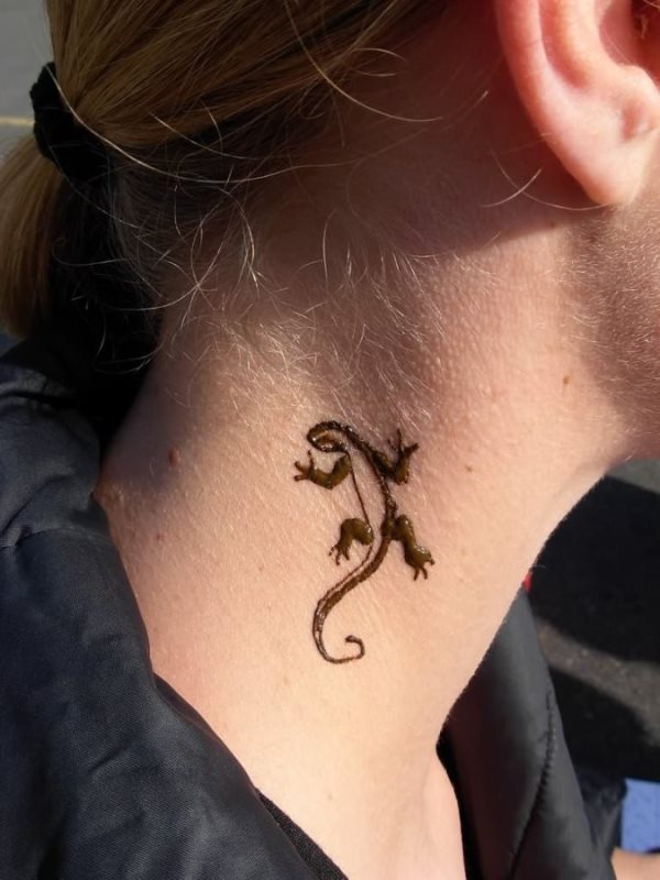 Tatuaje pequeño sobre el cuello realizado con henna, es una zona que para las chicas que quieran ocultarlo no les será tan facil como si se lo hubieran tatuado justo en la nuca, ya que aquí el pelo no conseguiría el resultado de tapar por completo este pequeño tattoo