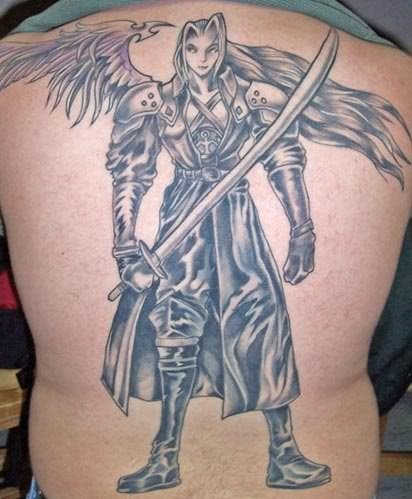 Guerrero tatuado en la espalda y que lleva una gran espada en su mano