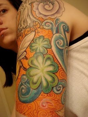 Coloridos diseos y motivos sobre el brazo de esta chica Coloridos diseos y motivos sobre el brazo de esta chica