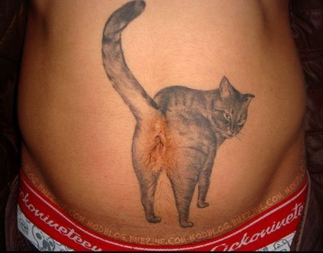No sabríamos muy bien como describiros este tatuaje, es fácil con sólo verlo y estamos seguro que, como a nosotros, os ha provocado algunas carjadas al ver como a alguien se le ha ocurrido tatuarse un gato donde el ombligo hace las veces de ano