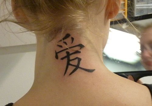 Aunque ya no sean los tatuajes más populares y ahora la gente prefieran tatuajes old school o tatuajes más coloridos, aun hay gente que opta por unas letras orientales, con letras chinas o japonesas