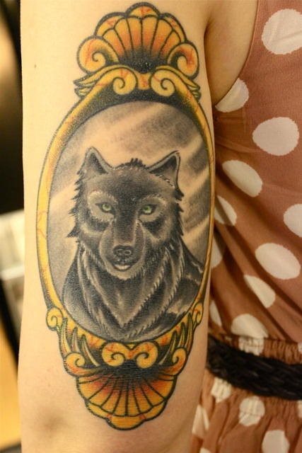 Esta imagen nos muestra un tatuaje de un espejo en el que se refleja claramente la imagen de un lobo