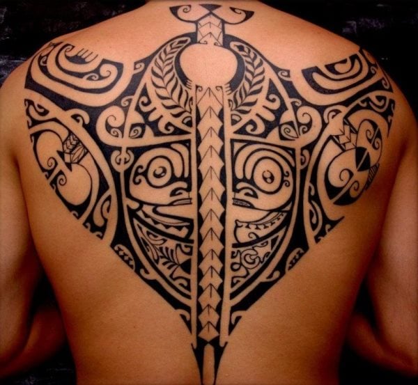 Tatuaje azteca que ocupa toda la espalda y para el que se ha aprovechado la ubicación del mismo y dibujar los trazos en consonancia a los huesos, ya que si nos fijamos el trazo recto ocupa la misma posición que la columna vertebral, al igual que si nos fijamos tranquilamente se puede apreciar que todo el tatuaje es una cara con motivos aztecas