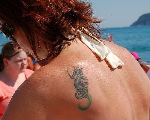 En esta ocasión esta chica nos enseña su bonito tatuaje de un caballito de mar, situado en la zona de su omoplato izquierdo