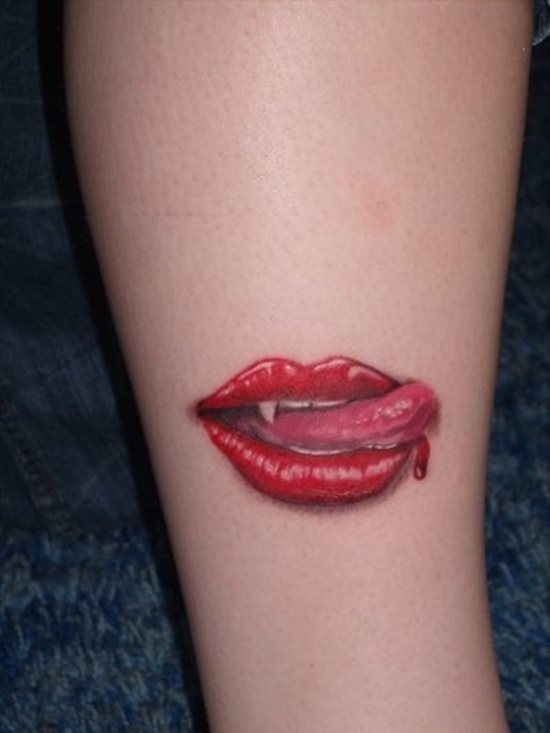 Tatuaje de la boca de una mujer vampira que está recogiendo los restos de sangre con su propia lengua, la verdad que un tatuaje pequeño de vampiros que nos ha gustado mucho y que nos parece bastante bueno y original