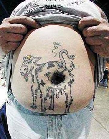 Creo que no podemos describiros bien este tatuaje porque no paramos de reírnos, tatuarse siempre es arriesgado, pero si ya te tatúas una vaca vieja, sucia y con un enorme ano que es el ombligo del propio tauado, no podemos más que darle un premio a tatuaje simpático del año