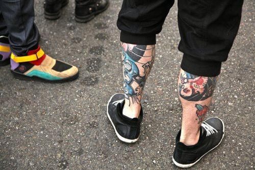 Tatuajes en los gemelos que dan un aspecto sensacional y muy moderno a las piernas de este chico, gracias a los grandes dibujos que se han empleado y el colorido de todos los tatuajes, quedando como resultado final unos preciosos tatuajes