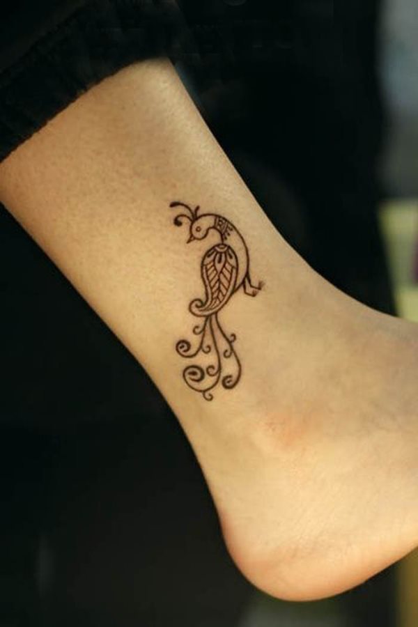 Tatuaje de un elegante pavo real en el brazo, nos encanta de este tattoo los trazos elegidos para el interiro del pavo, un estilo muy bonito y un tamaño muy acertado para este tatuaje que puede ser igual de bonito para hombre, como para mujer
