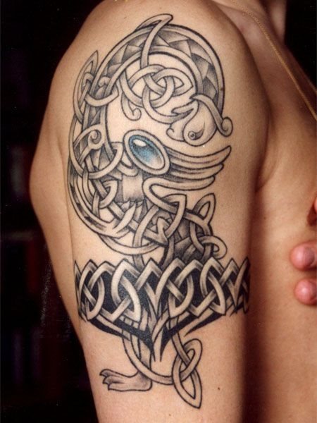 Extraño diseño sobre el brazo y hombro, que no sabríamos acertar diciendo que es un tatuaje azteca, ya que algunos motivos tribales nos hacen dudar