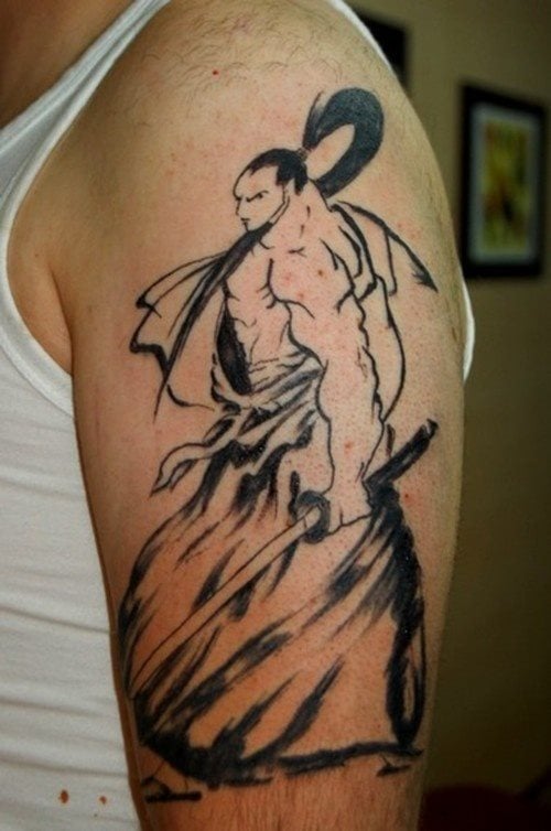 Guerrero samuri con su espada tatuado en el brazo