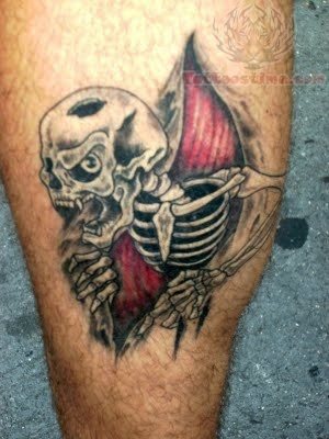 Este furioso esqueleto sale de la piel rasgada tambin tatuada