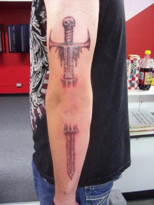 Este diseo coronado por una calavera y tatuado a lo largo del brazo deja libre la zona del codo