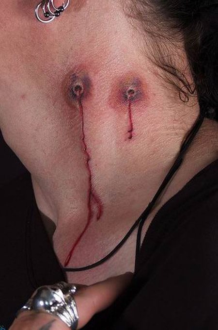 Esta mujer que podemos ver en la fotografía se ha tatuado unas mordidas de vampiro en su propio cuelo, a las que ha acompañado con unos finos restos de sangre para dar más realismo a su tattoo