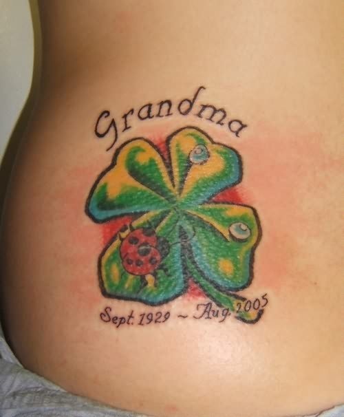 Este trbol de cuatro hojas es un diseo dedicado a la abuela de la persona que lleva el tatuaje