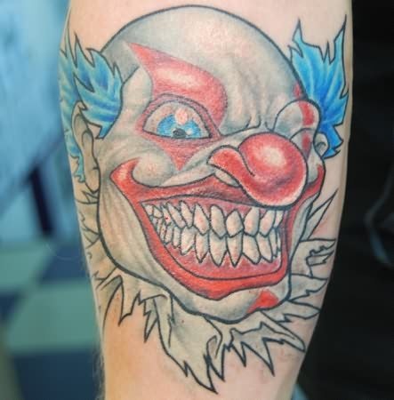 Mirada profunda y socarrona la de este tatuaje de payaso calvo con el pelo azul y una nariz enorme que le dan un aspecto simpático a este payaso a la par que intrigante, ¿Estará alegre o enfadado? Juzguen vosotros mismos, a nosotros nos gusta porque no es el típico tatuaje, sino que es un tatuaje de los que nos gustan: Tattoos con personalidad