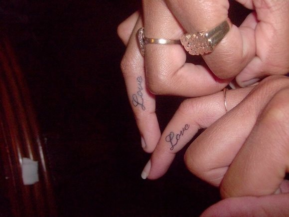 Aquí un tatuaje con la palabra amor realizada en los dedos, con un trazo muy fino que le da una elegancia maravilloso a este tatuaje para personas románticas, que no se conforman con demostrar su amor día a día, sino que lo quieren demostrar para toda la vida