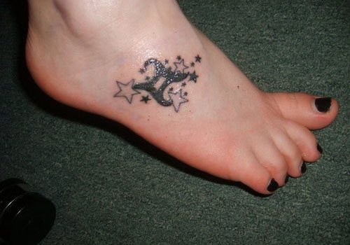 Símbolo rodeado de pequeñas estrellas hacen de éste un tatuaje sencillo y discreto, ideal para que sólo se vea cuando tú quieres, porque si lo que quieres es un tatuaje que no sea demasiado grande y que sólo lo vean quienes tú quieres, este es el tipo de tattoo que está hecho para ti, tal vez no sea el dibujo que más te guste, pero sí el sitio y la forma, así que ya tienes más ideas aquí para ti