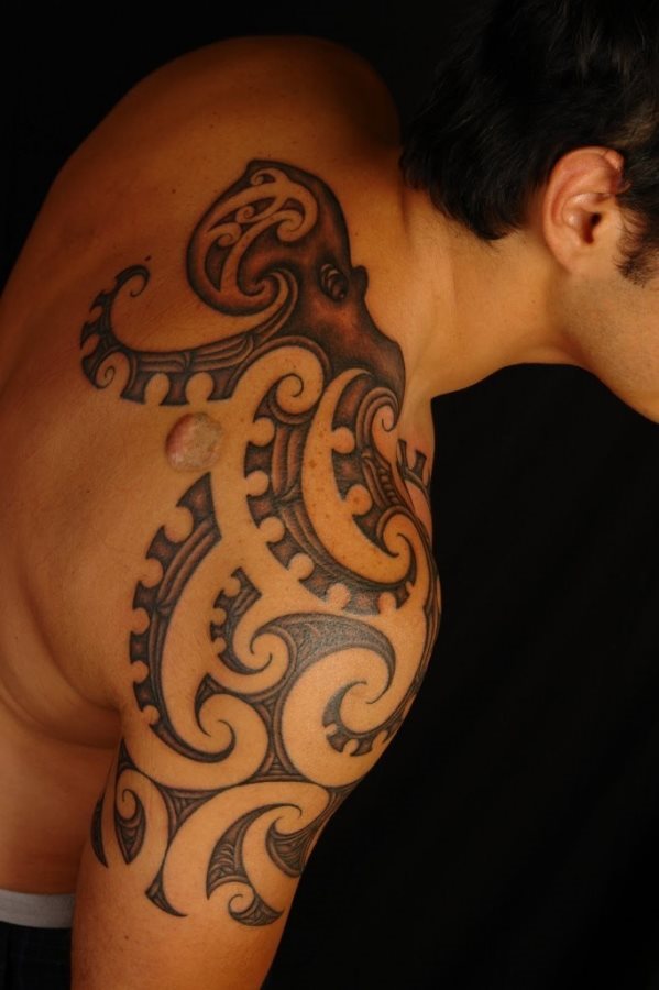 Pulpo de estilo azteca y adornos tribales forman parte de la piel de este chico, ocupando gran partedel brazo y de la espalda