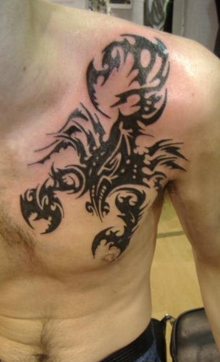 Diseño de estilo tribal de un escorpión, que ocupa todo el pecho y parte del hombro, sin pensarlo dos veces, nos arriestamos a decir que estamos ante el clásico tatuaje de boxeador, que suele lucirlo en todas sus competiciones