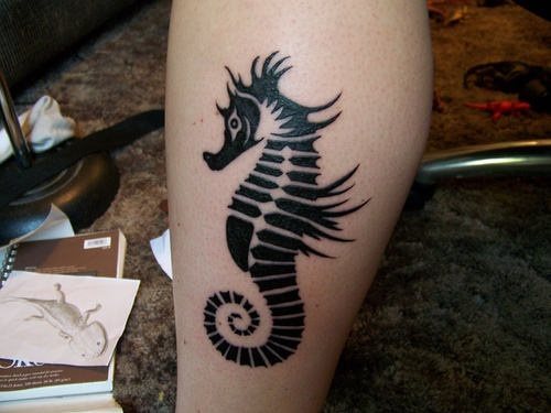 Uno de los tatuajes femeninos por excelenvia, al que esta ocasión se le ha dado un toque masculino, gracias a los trazados curvos y la especie de crines que le sobresalen al caballo de mar