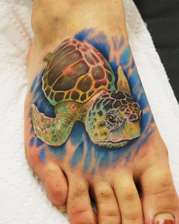 Muy realista este diseño sobre el empeine, en el cual podemos ver a una tortuga marina nadando en el fondo oceánico, todo desde un ángulo picado que le da un toque muy originial al tatuaje