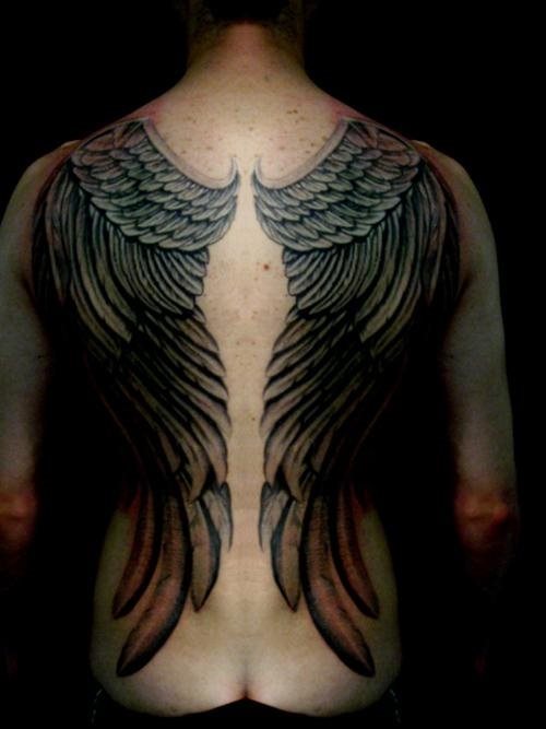 Tatuaje espectacular de unas enormes alas que ocupan toda la espalda de este hombre, terminando en el trasero, sin duda estamos ante uno de los mejores tatuajes alados que nunca habíamos visto y del que nos gusta el imponente tamaño con el que se ha diseñado y el remate final de todas la sombras de las alas